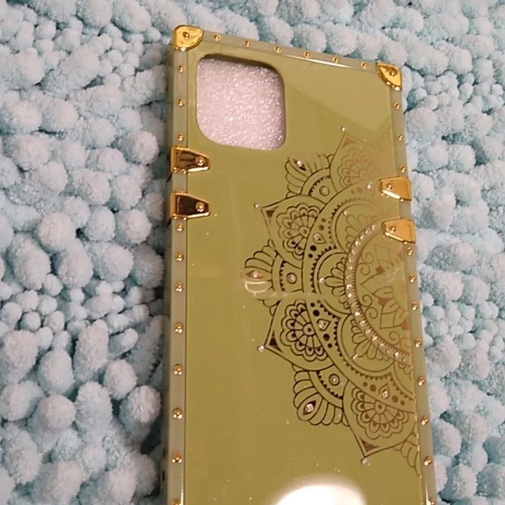 New Beautiful iPhone 11 Phone Case with Diamonds.